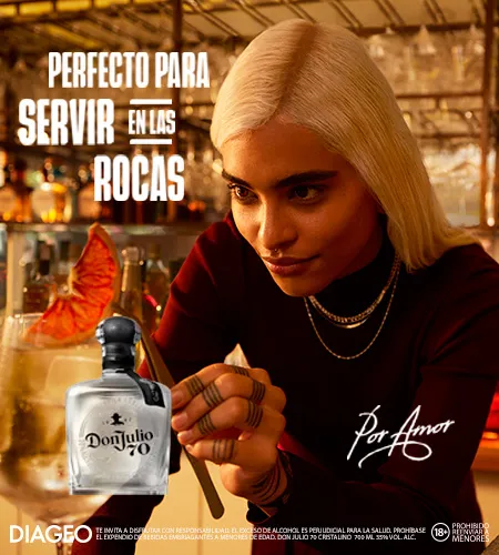 Foto de mujer con Don Julio 70 Añejo Claro x 750ml y frase perfecto para servir en las rocas