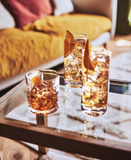Cocteles en mesa de bridio con Grants Triple Wood x 1000ml