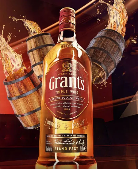 Montaje de Grants Triple Wood x 1000ml en contrapicado fondo rojo oscuro y barricas