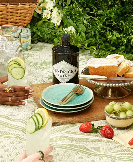 Foto de Hendricks x 750ml en una mesa con comida y cocteles