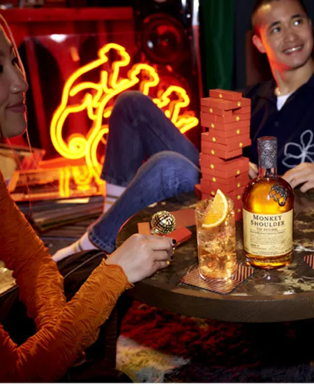Foto de dos personas tomando Monkey Shoulder x 700ml