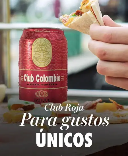 Mano con comida y en la mesa Cerveza Club Colombia Roja x 330ml frase para gustos únicos