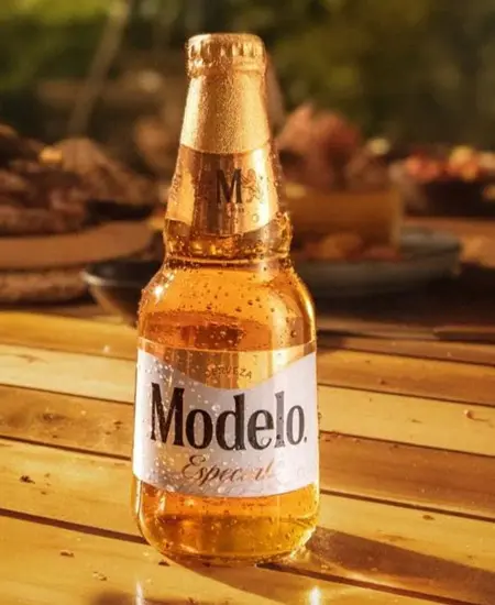 Foto de Modelo Especial x 355ml en mesa de madera con fondo oscuro de comida