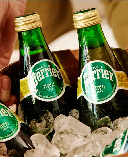 Agua Perrier x 330ml foto botellas en cubeta con hielo