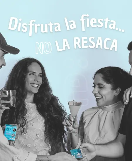 Ezy Masticable Vegano para la fiesta con frase disfruta la fiesta, no la resaca con foto de personas a blanco y negro y fondo azul