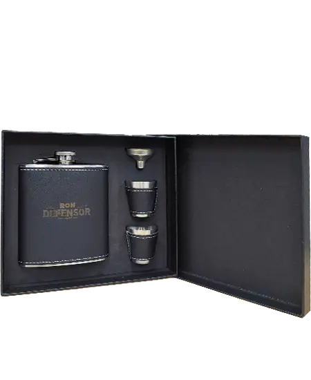 Caja con licorera y copas de Ron Defensor