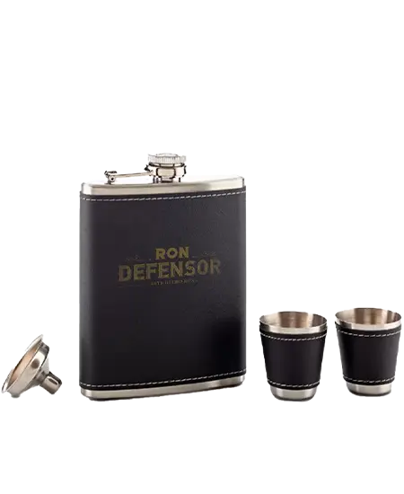 Licorera de marca, dos copas y tapa de Ron Defensor