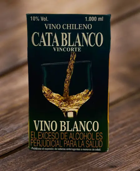 Cata Blanco x 1000ml caja tetrapak en mesa de madera