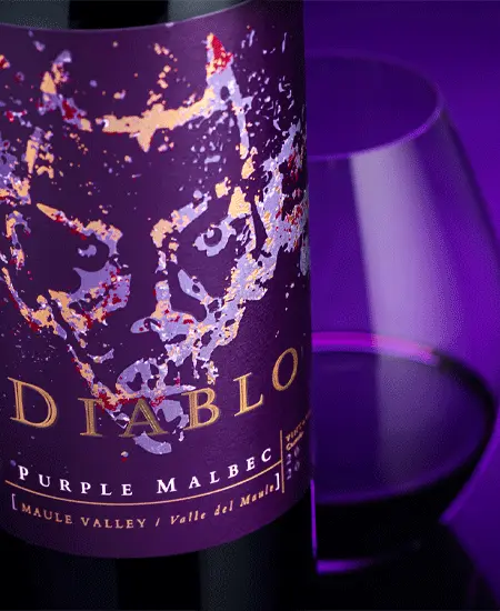 Vino Diablo Purple Malbec x 750ml foto primer primerísimo plano con copa de vino fondo purpura