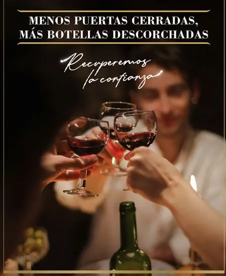 Foto de manos con copas y Frase Santa Helena Cabernet Sauvignon x 187ml
