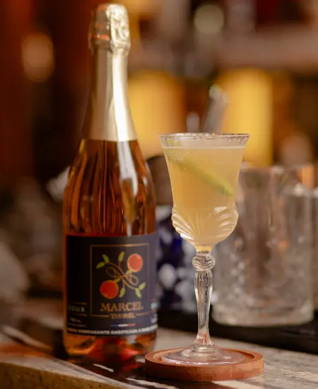 Sidra Marcel Thorel Doux Artesanal x 750ml con coctel en barra de madera