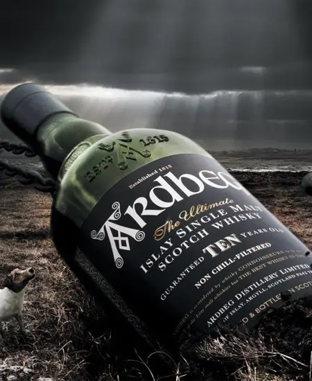 Montaje de botella Ardbeg Islay Single Malt x 750ml bajo cielo gris