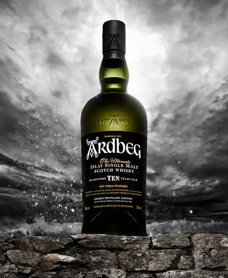 Montaje de Ardbeg Islay Single Malt x 750ml sobre muro y cielo gris