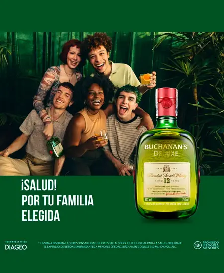 botella con frase salud por tu familia elegida en fondo verde con grupo de amigos y Buchanans Deluxe 12 años x 1000ml