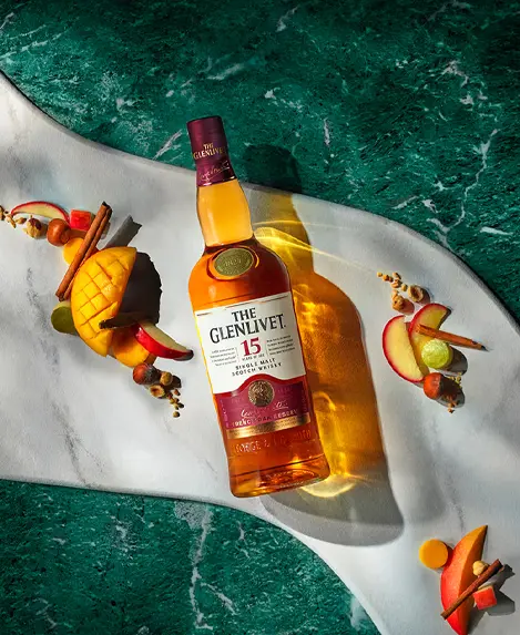 Glenlivet 15 años x 750ml en fondo verde con frutas