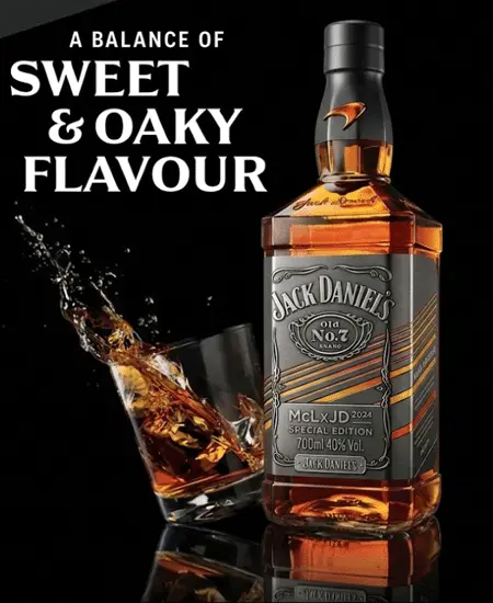 botella con copa en fondo negro de Jack Daniel's X McLaren F1 Edition