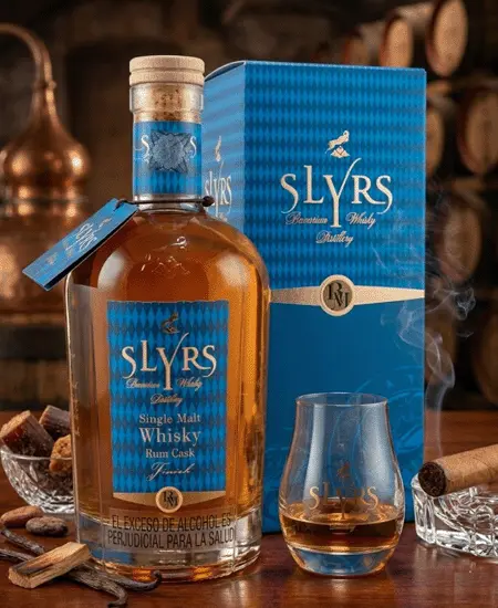 SLYRS Single Malt Rum Cask Finish 700ml en la mesa